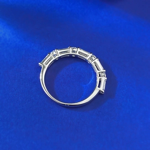 Bague éternité élégante en argent 925 avec sept diamants baguette rectangulaires