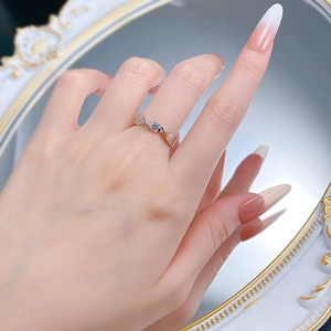 Detailed view of an elegant S925 sterling silver wavy ring with a central zircon stone