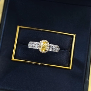 Bague de luxe en argent S925 avec diamant jaune ovale et pavage de diamants dans un écrin