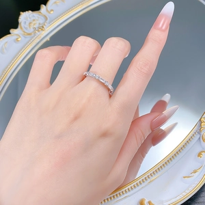 Détail d'une bague en argent S925 sertie de zircons cubiques baguettes et ronds alternés