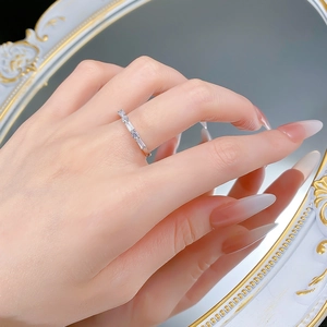 Détail d'une bague en argent S925 sertie de cristaux rectangulaires et ronds