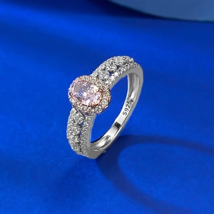 Détail d'une bague en argent S925 avec une pierre rose ovale et sertissage de diamants