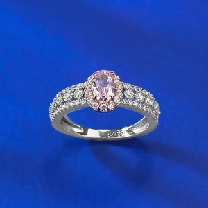Détail du poinçon argent S925 sur la bague avec gemme rose ovale et pavé de diamants
