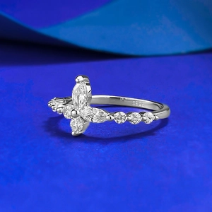 Anello a farfalla minimalista in argento sterling S925 con scintillanti pietre di zirconia