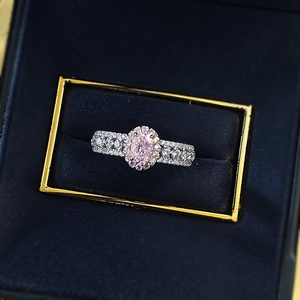 Bague luxueuse en argent S925 avec diamant carbone rose ovale dans un écrin en velours