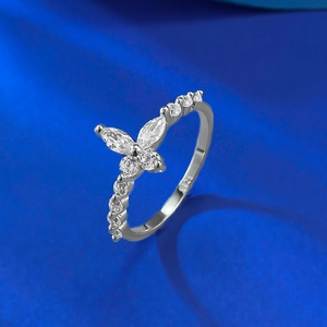 Anello farfalla geometrico in argento S925 con pietre di zircone lucide ed elegante