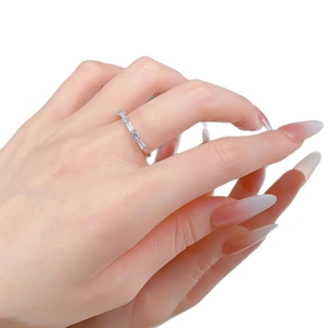 Bague géométrique en argent S925 sertie de pierres taille baguette et ronde