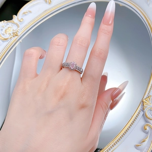 Gros plan sur la bague en argent S925 avec diamant rose ovale et pavage de zircons