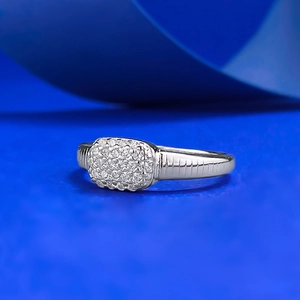 S925 silver rectangular ring with pavé diamonds and vertical ribbed texture on blue background