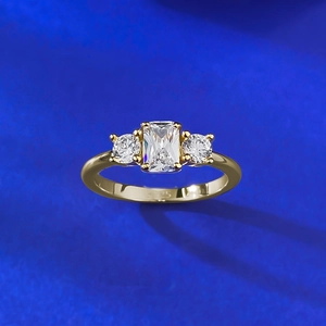 Three-stone S925 sterling silver ring with emerald-cut main stone and side gems