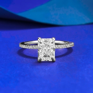 S925 Sterling Silber Ring mit 6x8mm rechteckigem Eisblumen-Zirkon auf blauem Seidenband