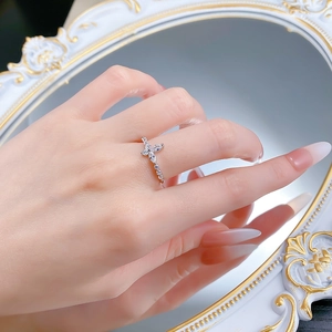 Dettaglio dell'anello a farfalla in argento S925 con zirconi indossato in un contesto elegante