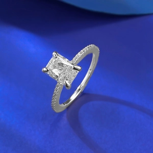Eleganter S925 Silberring mit 6x8mm rechteckigem Stein im Eisfollenschliff auf blauem Satin