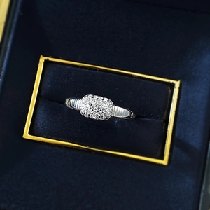 Elegant S925 silver rectangular diamond ring with ribbed band in a blue velvet box
