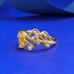 Bague élégante en argent S925 plaqué or avec zircons cubiques sur fond bleu contrasté