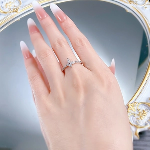 Dettaglio anello in argento S925 con motivo a fiori incrociati in pietra taglio marquise