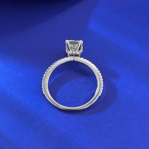 Nahaufnahme des S925 Silberrings mit 6x8mm Eiskristallschliff und Pavé-Fassung