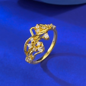 Bague en argent S925 doré forme de vigne avec zircons sur fond bleu marine