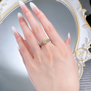Détail d'une bague en argent S925 avec diamant jaune et ciselure creuse vintage