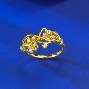 Bague branche ondulée en argent S925 plaqué or avec zircons blancs étincelants