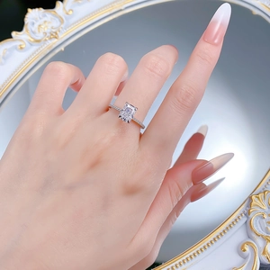 Makroaufnahme von S925 Silberring mit rechteckigem Zirkonia und Pavé-Fassung