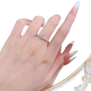 Elegante anello a farfalla in argento S925 con zirconi marquise e tondi su mano femminile