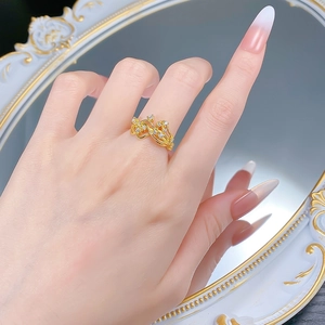 Gros plan sur bague en plaqué or 18 carats avec pierres brillantes sur le doigt