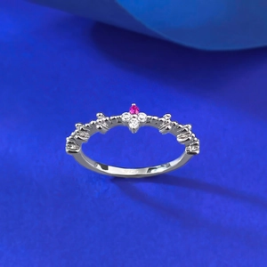 Bague couronne élégante en argent S925 avec pierre rose et zircons sur fond bleu profond