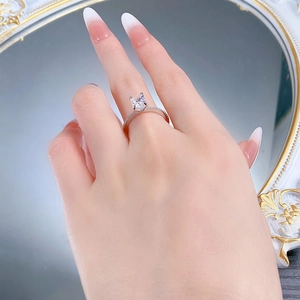 S925 Silberring mit 6x8mm Eis-Schliff Zirkon an der Hand des Models im Detail