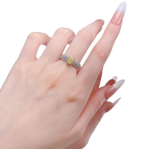 Bague luxueuse en argent S925 avec une pierre jaune ovale et un halo de diamants brillants