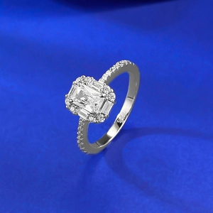 S925 Silberring mit rechteckigem Zirkonia-Hauptstein und funkelndem Diamantkranz