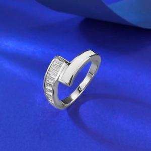 S925 sterling silver ring with square zirconia and mother of pearl in a crisscross design