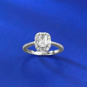 S925 Sterling Silber Ring mit Zirkonia im Smaragdschliff und klassischem Halo
