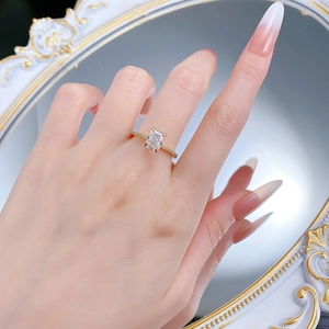 Detail eines S925 Silberrings mit einem 6x8mm rechteckigen Eisschliff-Stein am Finger
