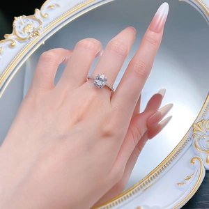 Nahaufnahme S925 Silberring mit Zirkonia im Smaragdschliff und Mikro-Pavé-Diamanten