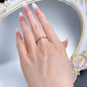 Détail d'une bague en argent S925 avec cristal rouge et zircons blancs étincelants