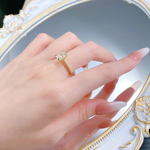 Nahaufnahme eines S925 Silberrings im Rechteckschnitt mit Goldfinish am Finger des Models