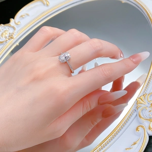 Nahaufnahme S925 Silberring mit rechteckigem Zirkon auf Frauenhand mit Reflexion