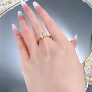 Makroaufnahme der Ringschiene mit rechteckigem Kristall und Pavé-Besatz in Gold-Optik