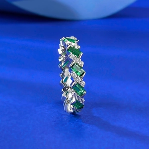 Anello scintillante in argento S925 taglio smeraldo con pietre verdi e piccoli diamanti