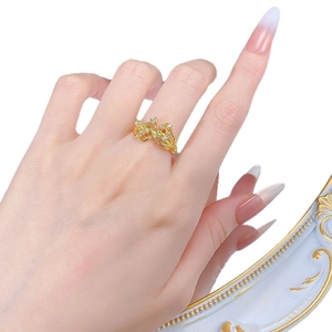 Bague élégante en argent S925 doré avec courbes de vigne et zircons sur la main