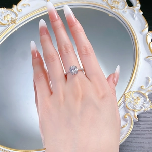 Detailaufnahme des S925 Silberrings mit Smaragdschliff-Zirkon und Pavé-Diamanten