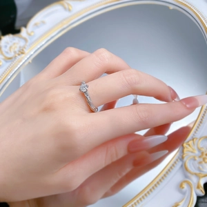 Sparkling S925 sterling silver twist band ring with round brilliant cut center stone