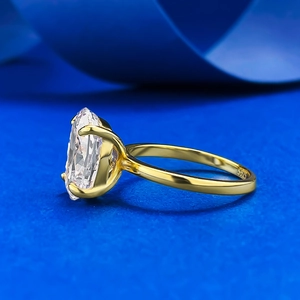 Dettaglio anello con cristallo ovale e montatura a quattro griffe in argento S925 dorato