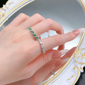 Dettaglio di un anello eternity bicolore con taglio a smeraldo indossato da una modella