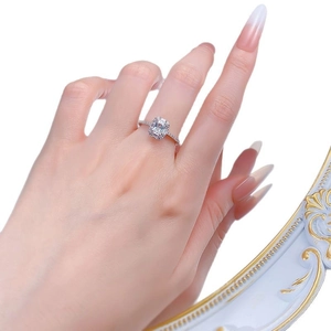 Eleganter S925 Silberring mit Smaragdschliff-Zirkonia und Pavé-Fassung an der Hand