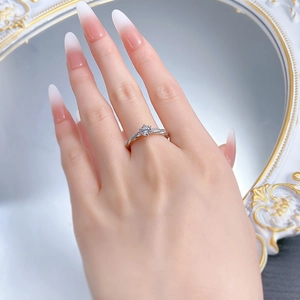 Close-up of S925 silver six-prong ring with twisted band and pavé diamonds on finger