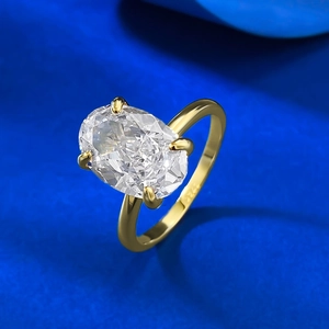 Dettaglio del marchio S925 su un anello solitario ovale in argento placcato oro