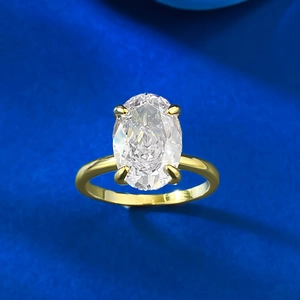 Dettaglio anello con diamante ovale e montatura a 4 griffe in argento placcato oro