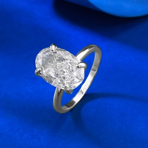 Macro di anello in argento S925 che mostra il marchio S925 e la pietra dal taglio ovale